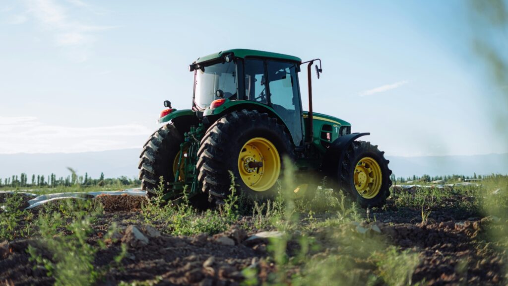 Read more about the article How Engine Oil Quality Affects Tractor Fuel Consumption